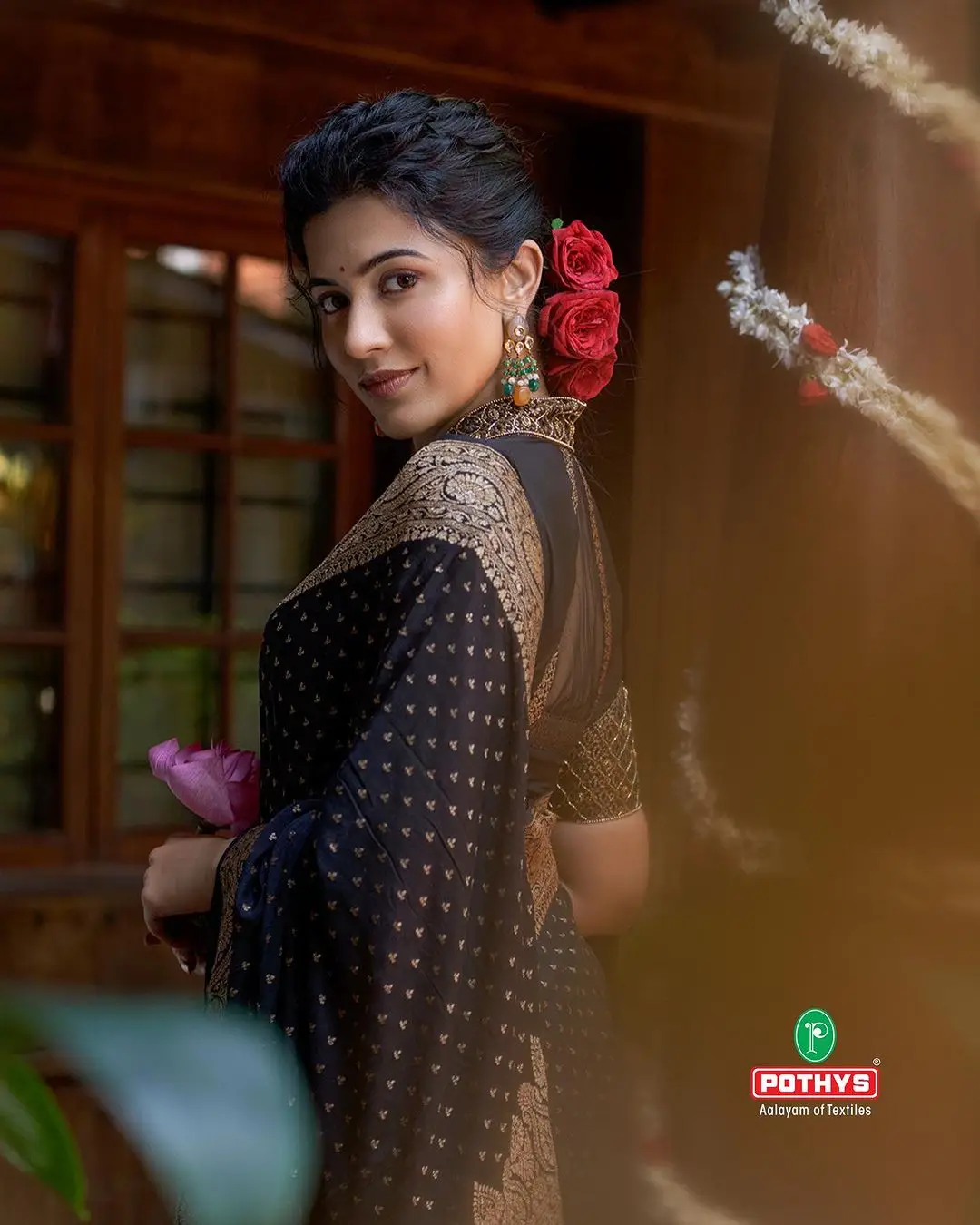 MALAYALAM ACTRESS ANJU KURIAN STILLS IN BLACK SAREE BLOUSE